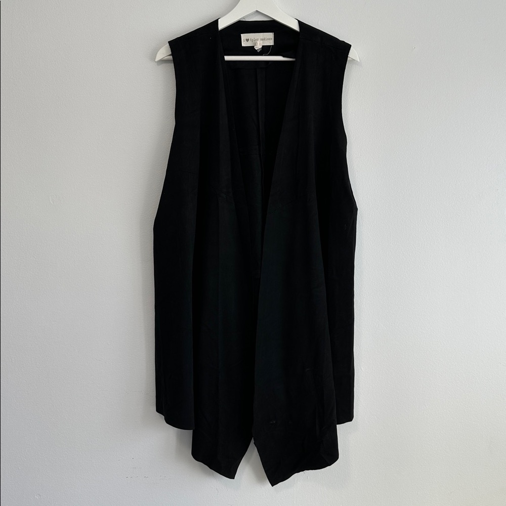 I ❤️ Tyler Madison Black Vest‎